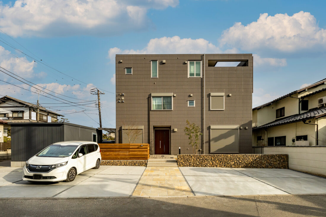 ガビオンウォールのある、建物を素敵に魅せるお庭
