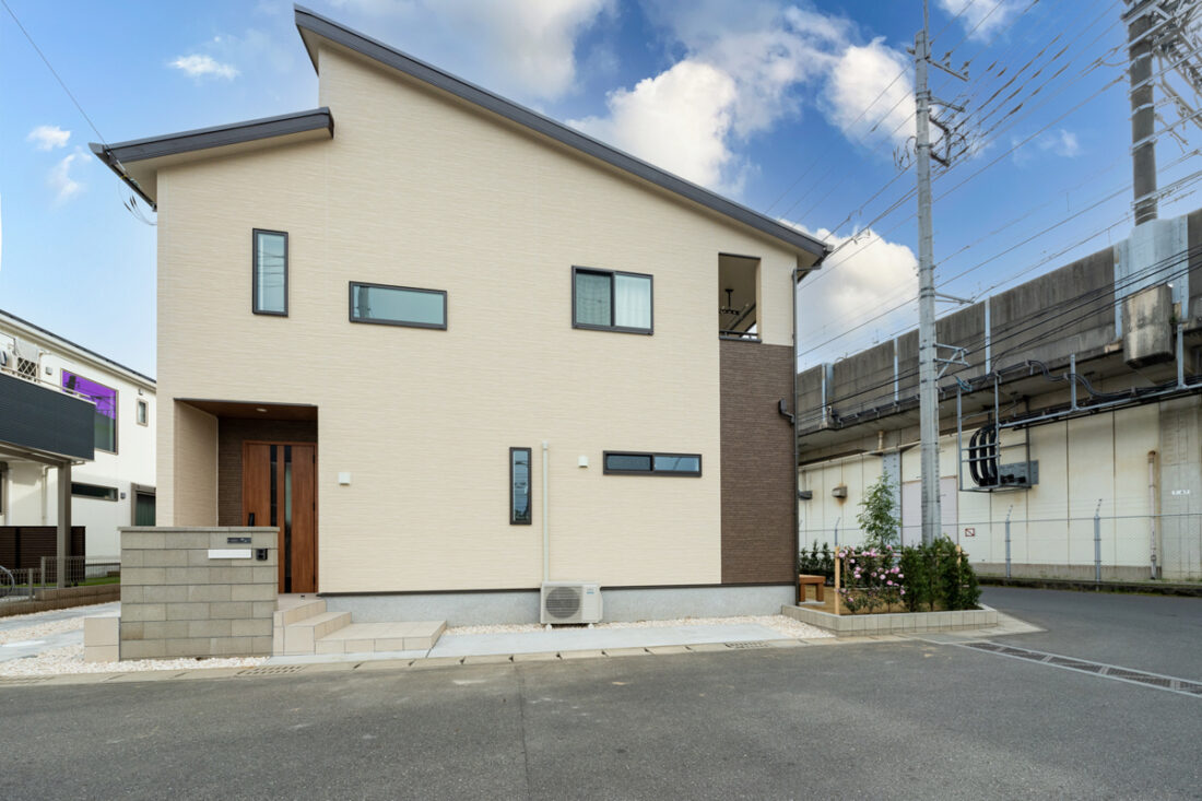 美しい花が咲く、生垣のあるお庭