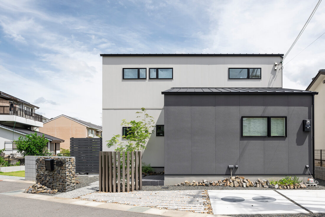 立地を生かして設計された広々、シンプルなデザイナーズ住宅