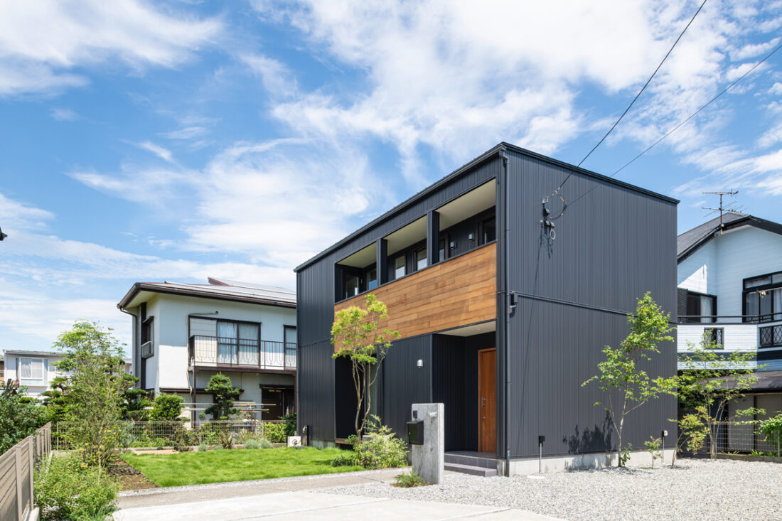 木のナチュラルな風合いを生かしたスタイリッシュなデザイナーズ住宅