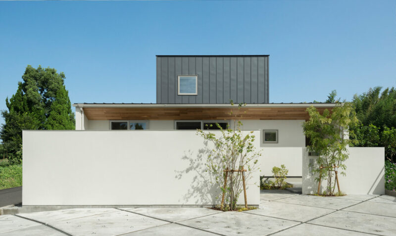 軒のある　おしゃれでモダンな二階建て 
