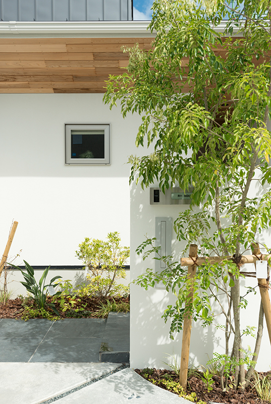 軒のある家　おしゃれでモダンな二階建て