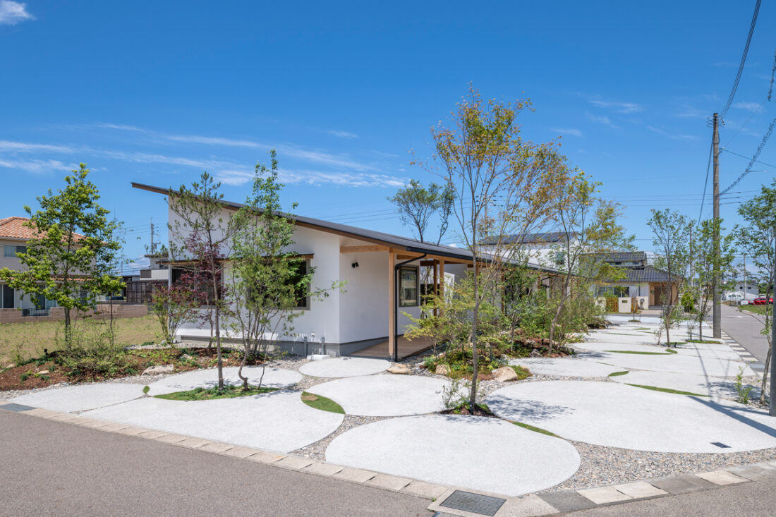 大きな片流れ屋根の平屋外観