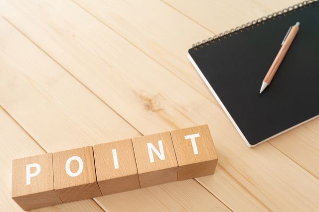 「POINT」と書かれたブロックとノートとペン